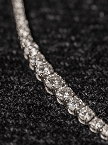 Collier Collier rivière en or blanc 18k serti de diamants, 7,58 ct 58 Facettes 567