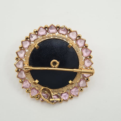 Broche Broche en or jaune 18 carats, saphirs violets, perle et onyx 58 Facettes #2223