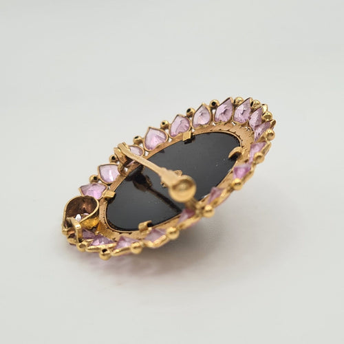 Broche Broche en or jaune 18 carats, saphirs violets, perle et onyx 58 Facettes #2223