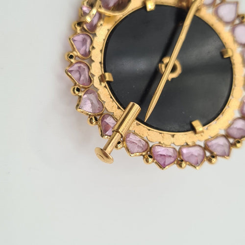 Broche Broche en or jaune 18 carats, saphirs violets, perle et onyx 58 Facettes #2223