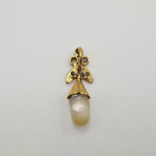 Pendentif Pendentif en or jaune 18 carats serti d’une perle 58 Facettes #2807