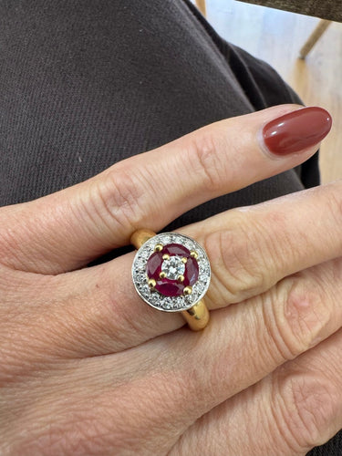 Bague en or jaune 750/1000, diamants pavés et 4 rubis navette 58 Facettes Bague