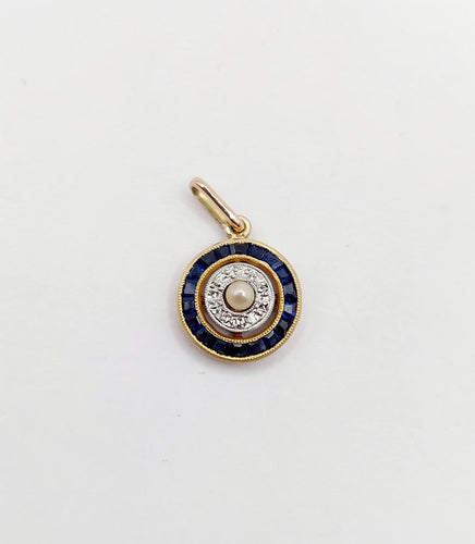 Pendentif Pendentif cible ancien en or 18k, perle, diamants taille rose et saphirs synthétiques calibrés 58 Facettes A07868
