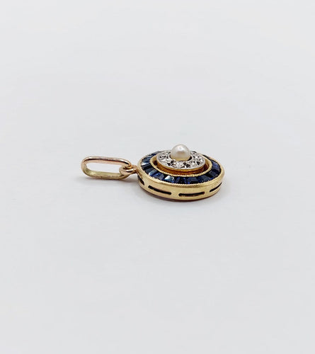 Pendentif Pendentif cible ancien en or 18k, perle, diamants taille rose et saphirs synthétiques calibrés 58 Facettes A07868