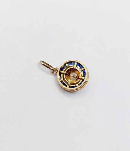 Pendentif Pendentif cible ancien en or 18k, perle, diamants taille rose et saphirs synthétiques calibrés 58 Facettes A07868