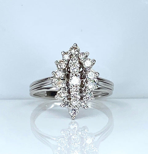 Bague 58 Bague marquise en or blanc 18 carats, platine et diamants 58 Facettes AB756