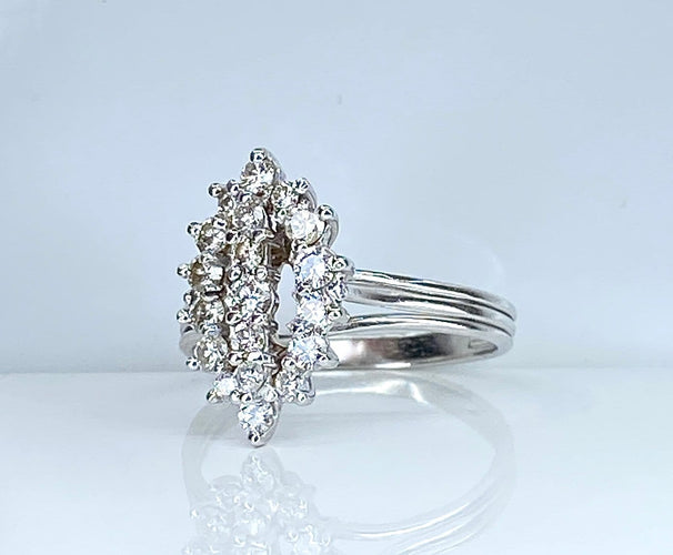 Bague 58 Bague marquise en or blanc 18 carats, platine et diamants 58 Facettes AB756