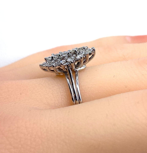 Bague 58 Bague marquise en or blanc 18 carats, platine et diamants 58 Facettes AB756