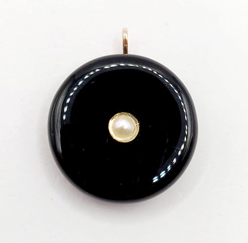 Pendentif Pendentif victorien en or 18k, plaque d’onyx et perle, vers 1890 58 Facettes A07913