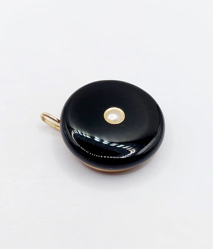 Pendentif Pendentif victorien en or 18k, plaque d’onyx et perle, vers 1890 58 Facettes A07913