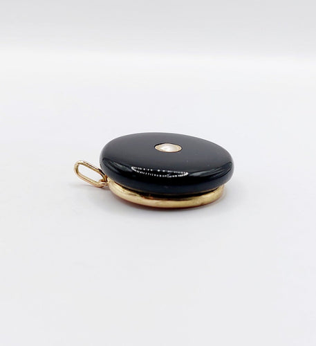 Pendentif Pendentif victorien en or 18k, plaque d’onyx et perle, vers 1890 58 Facettes A07913