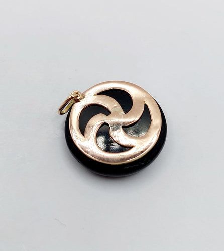 Pendentif Pendentif victorien en or 18k, plaque d’onyx et perle, vers 1890 58 Facettes A07913