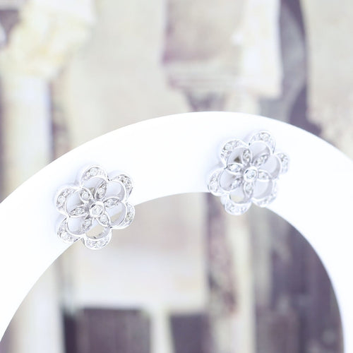 Boucles d'oreilles Boucles d’oreilles florales en or blanc 18 carats avec diamants, 0,12 ct 58 Facettes 2B-P