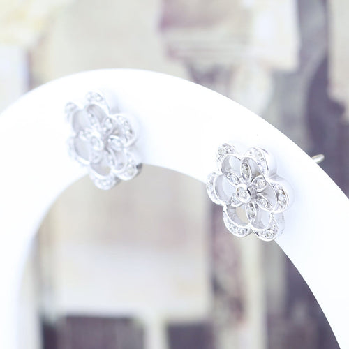 Boucles d'oreilles Boucles d’oreilles florales en or blanc 18 carats avec diamants, 0,12 ct 58 Facettes 2B-P