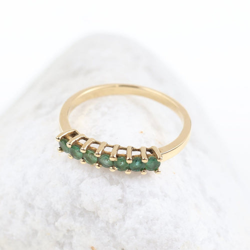 Bague Demi-alliance en or jaune 18K avec 7 émeraudes, 0,56 ct 58 Facettes 2B-EEE