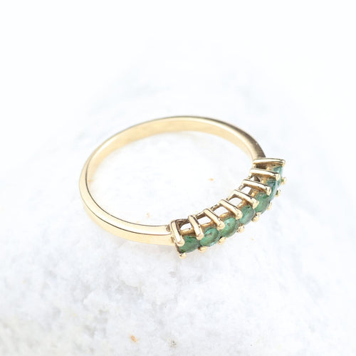 Bague Demi-alliance en or jaune 18K avec 7 émeraudes, 0,56 ct 58 Facettes 2B-EEE