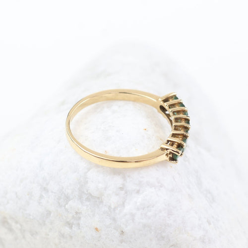 Bague Demi-alliance en or jaune 18K avec 7 émeraudes, 0,56 ct 58 Facettes 2B-EEE
