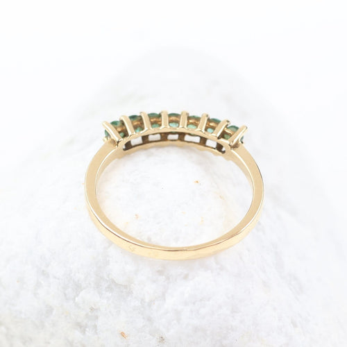 Bague Demi-alliance en or jaune 18K avec 7 émeraudes, 0,56 ct 58 Facettes 2B-EEE