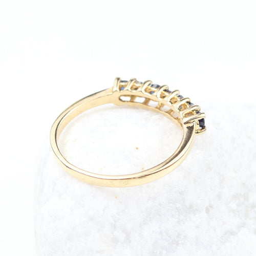 Bague Demi-alliance en or jaune 18 carats, 7 saphirs bleus, 0,56 ct 58 Facettes 2B-XX