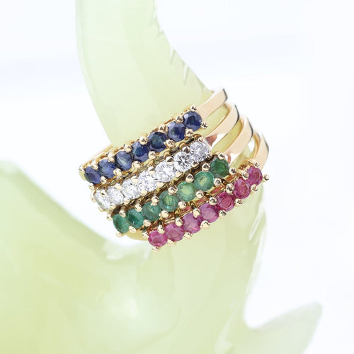 Bague 53 Ensemble de quatre demi-alliances en or jaune 18K, diamants, rubis, émeraudes et saphirs 58 Facettes 2B-XXXX4