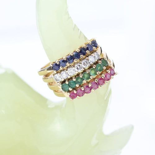 Bague 53 Ensemble de quatre demi-alliances en or jaune 18K, diamants, rubis, émeraudes et saphirs 58 Facettes 2B-XXXX4