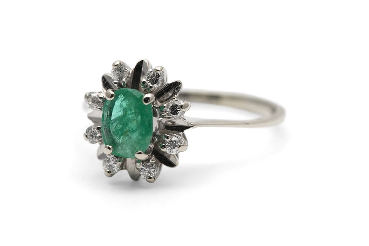 Bague 51 Bague des années 70 en or blanc 18 carats, émeraude et diamants taille brillant 58 Facettes B974