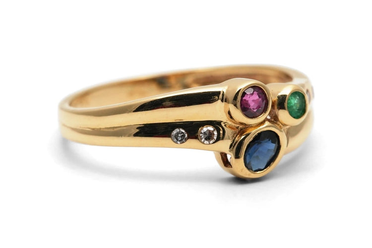 Bague 56 Bague contemporaine en or jaune 18 ct, émeraude, rubis, saphirs et diamants 58 Facettes B990