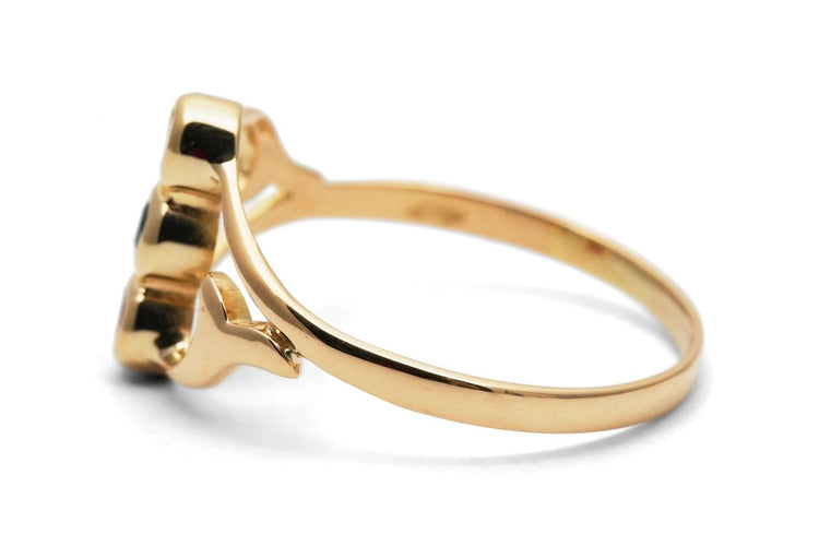 Bague 54 Bague contemporaine en or jaune 18 carats, émeraude, saphirs et rubis 58 Facettes B998
