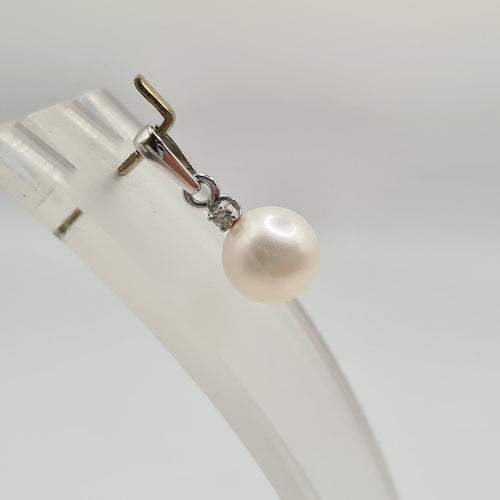Pendentif Pendentif en or blanc 18 carats avec perle de culture 58 Facettes #4500