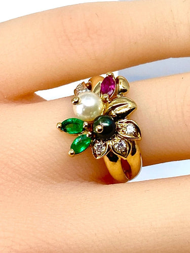 Bague 52 Bague en or jaune 18 carats, émeraudes, rubis, diamants et perles 58 Facettes AB759