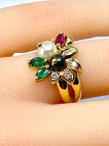 Bague 52 Bague en or jaune 18 carats, émeraudes, rubis, diamants et perles 58 Facettes AB759