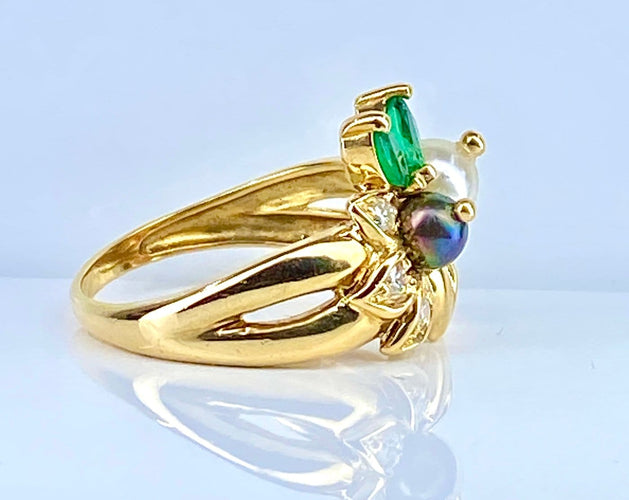 Bague 52 Bague en or jaune 18 carats, émeraudes, rubis, diamants et perles 58 Facettes AB759