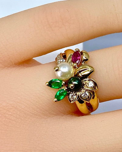 Bague 52 Bague en or jaune 18 carats, émeraudes, rubis, diamants et perles 58 Facettes AB759