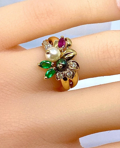 Bague 52 Bague en or jaune 18 carats, émeraudes, rubis, diamants et perles 58 Facettes AB759