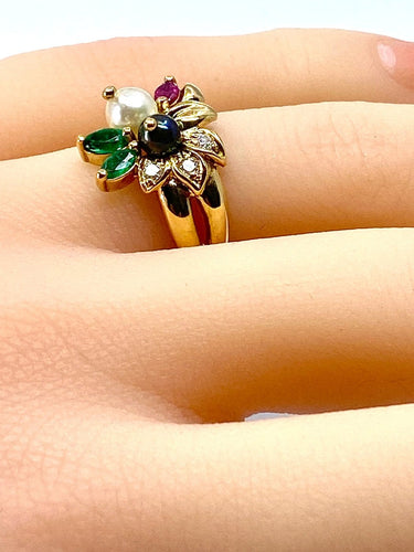 Bague 52 Bague en or jaune 18 carats, émeraudes, rubis, diamants et perles 58 Facettes AB759