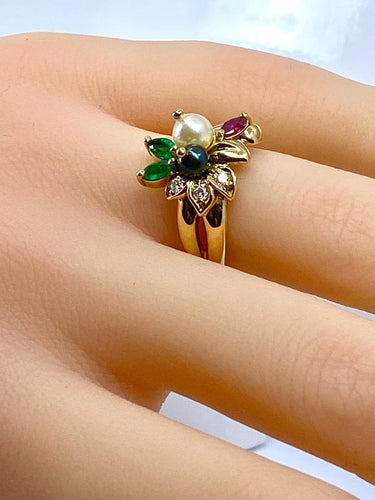 Bague 52 Bague en or jaune 18 carats, émeraudes, rubis, diamants et perles 58 Facettes AB759
