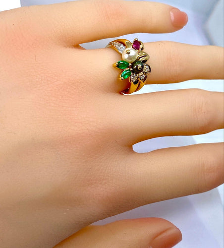 Bague 52 Bague en or jaune 18 carats, émeraudes, rubis, diamants et perles 58 Facettes AB759