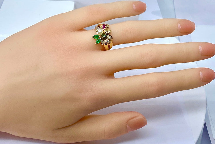 Bague 52 Bague en or jaune 18 carats, émeraudes, rubis, diamants et perles 58 Facettes AB759