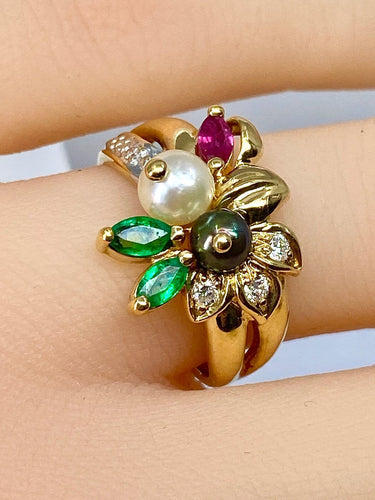 Bague 52 Bague en or jaune 18 carats, émeraudes, rubis, diamants et perles 58 Facettes AB759