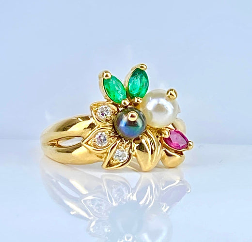 Bague 52 Bague en or jaune 18 carats, émeraudes, rubis, diamants et perles 58 Facettes AB759