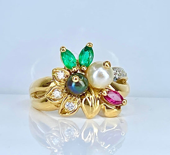 Bague 52 Bague en or jaune 18 carats, émeraudes, rubis, diamants et perles 58 Facettes AB759