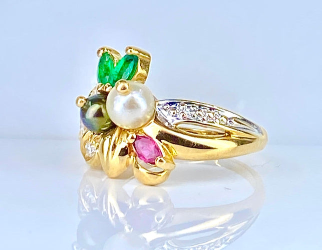 Bague 52 Bague en or jaune 18 carats, émeraudes, rubis, diamants et perles 58 Facettes AB759