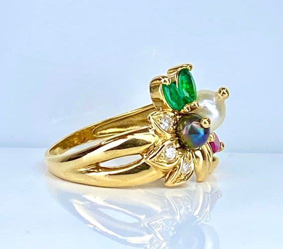 Bague 52 Bague en or jaune 18 carats, émeraudes, rubis, diamants et perles 58 Facettes AB759