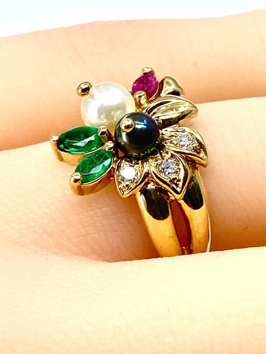 Bague 52 Bague en or jaune 18 carats, émeraudes, rubis, diamants et perles 58 Facettes AB759