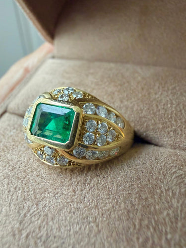 Bague 54 Bague bandeau en or jaune, émeraude et diamants 58 Facettes foapaf