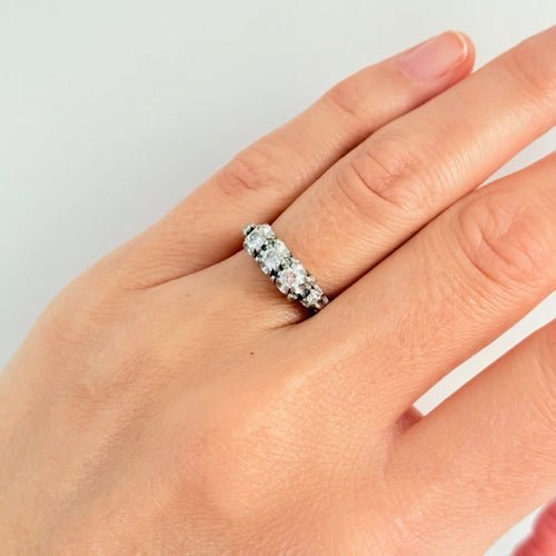 Bague 51.5 Bague jarretière en or blanc 18 carats et diamants — années 1920 58 Facettes