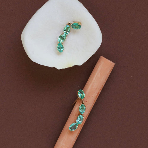Boucles d'oreilles Boucles d’oreilles en or jaune 18 carats et émeraudes — Travail moderne 58 Facettes