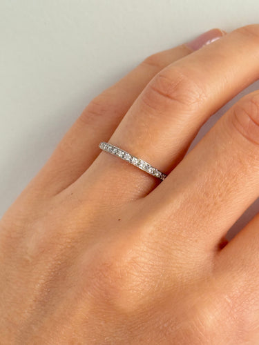 Bague 50 Alliance américaine coussin en or blanc 18 carats avec diamants, années 1990 58 Facettes