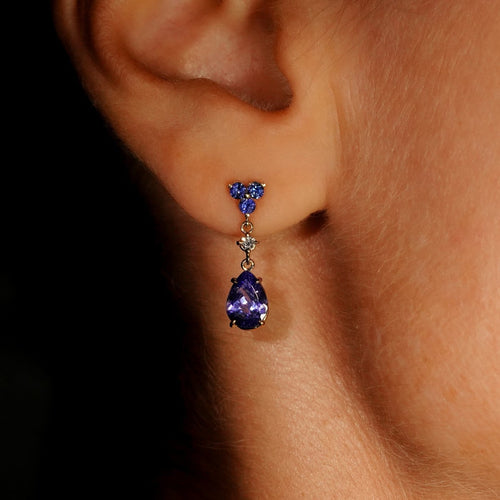 Boucles d'oreilles Boucles d’oreilles pendantes articulées en or jaune 14 carats, tanzanites, saphirs et diamants 58 Facettes E0067