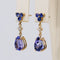 Boucles d'oreilles Boucles d’oreilles pendantes articulées en or jaune 14 carats, tanzanites, saphirs et diamants 58 Facettes E0067